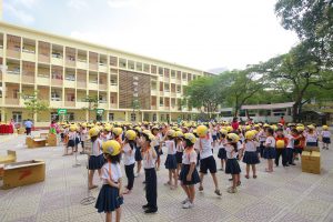 Tặng mũ bảo hiểm cho trẻ em Lớp 1