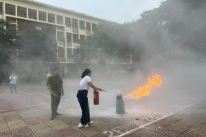 TẬP HUẤN PCCC CHO CBGVNV TRƯỜNG TIỂU HỌC TRUNG VĂN