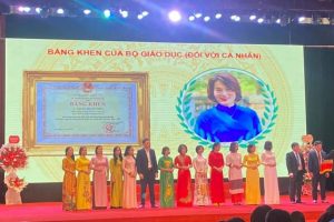 TRƯỜNG TIỂU HỌC TRUNG VĂN VINH DỰ NHẬN BẰNG KHEN CỦA BỘ GD&ĐT