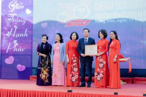 TRƯỜNG TIỂU HỌC TRUNG VĂN KỈ NIỆM 30 NĂM THÀNH LẬP TRƯỜNG VÀ ĐÓN NHẬN BẰNG KHEN CỦA BGD&ĐT